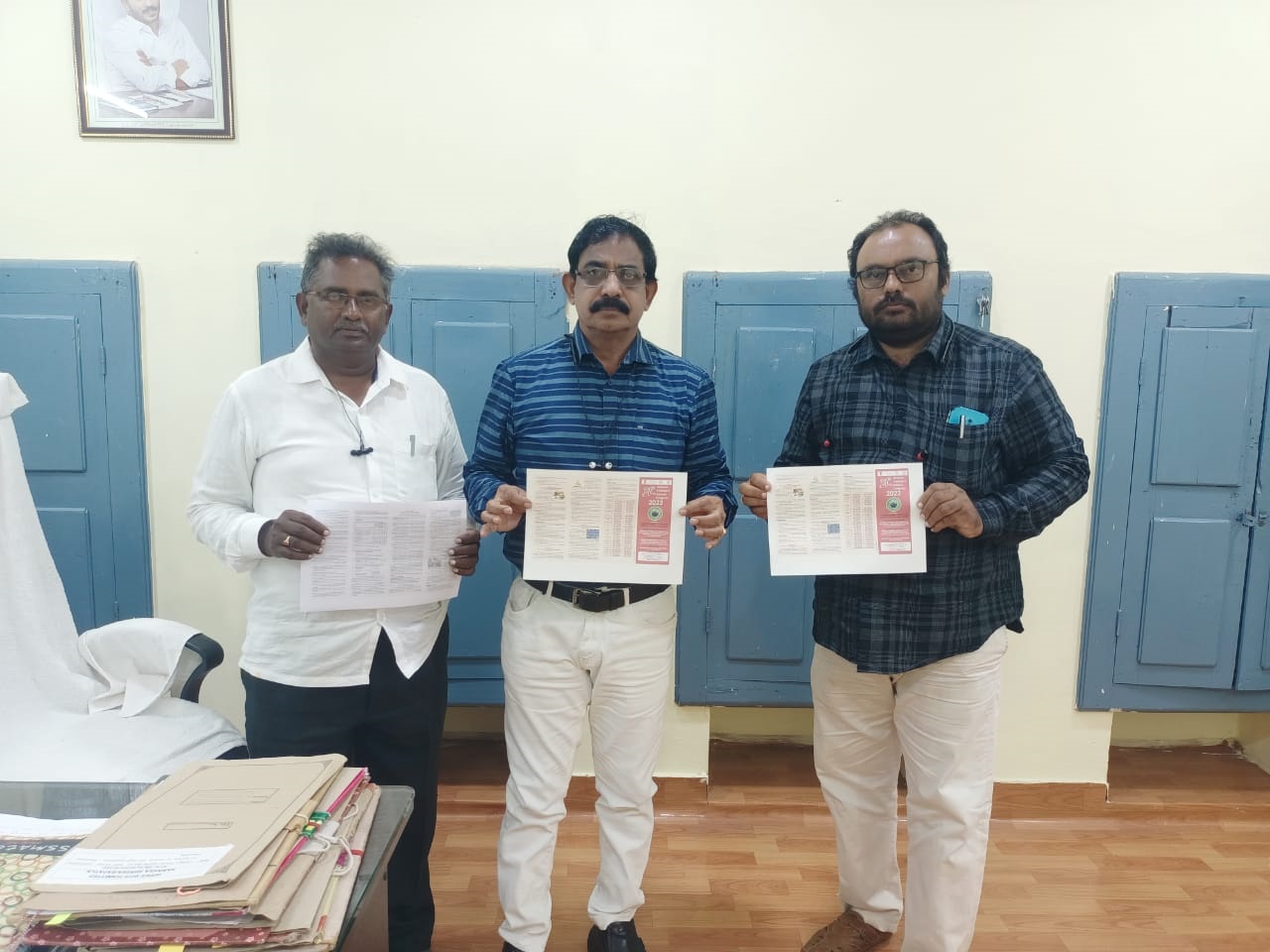 గోడ ప్రతులను ఆవిష్కరిస్తున్న డీఈవో