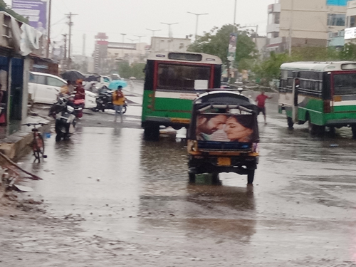 బాపట్ల పాత బస్టాండ్ లో వర్షం నీటి దృశ్యాలు