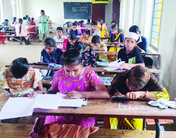 హిందీ పరీక్షలకు రాస్తున్న విద్యార్థులు