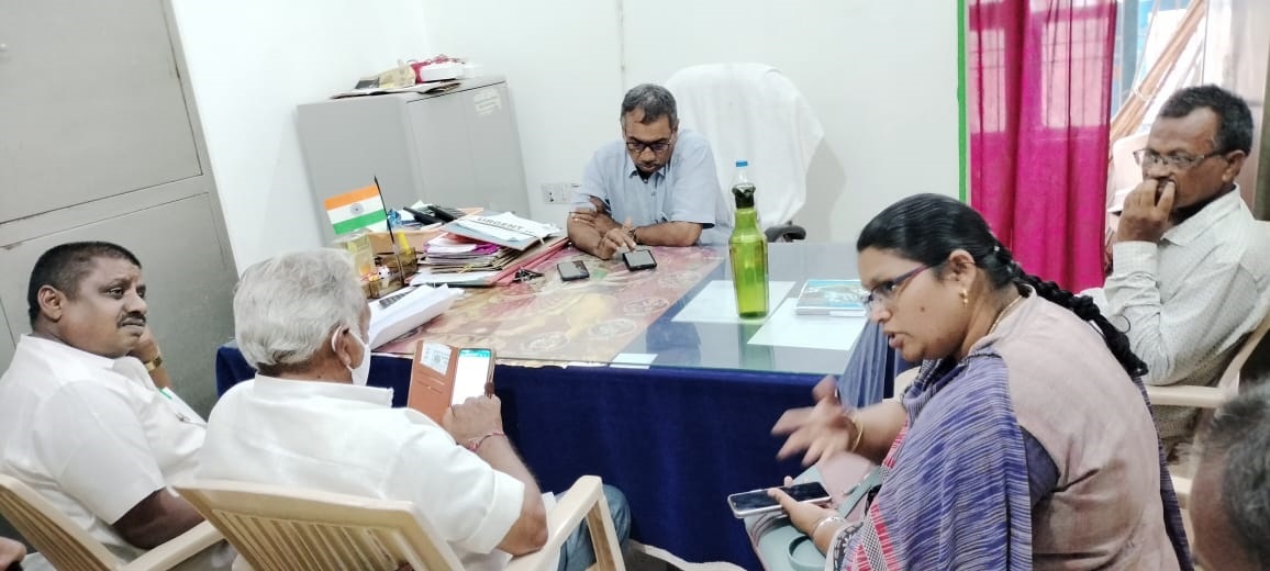 అధికారులతో సమీక్షిస్తున్న డిపిఓ రాంబాబు