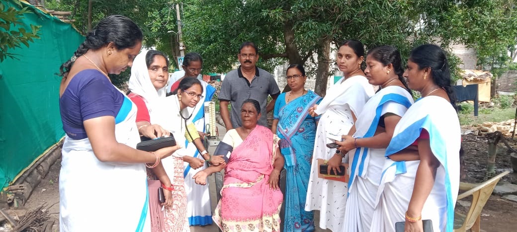 వైద్య పరీక్షలు పరిశీలిస్తున్న ఎంపీపీ లలిత కుమారి