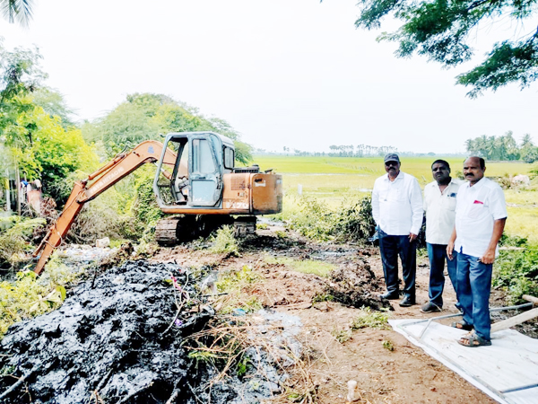 పూడికతీత పనులను పరిశీలిస్తున్న ప్రత్యేక అధికారి హనుమంతరావు