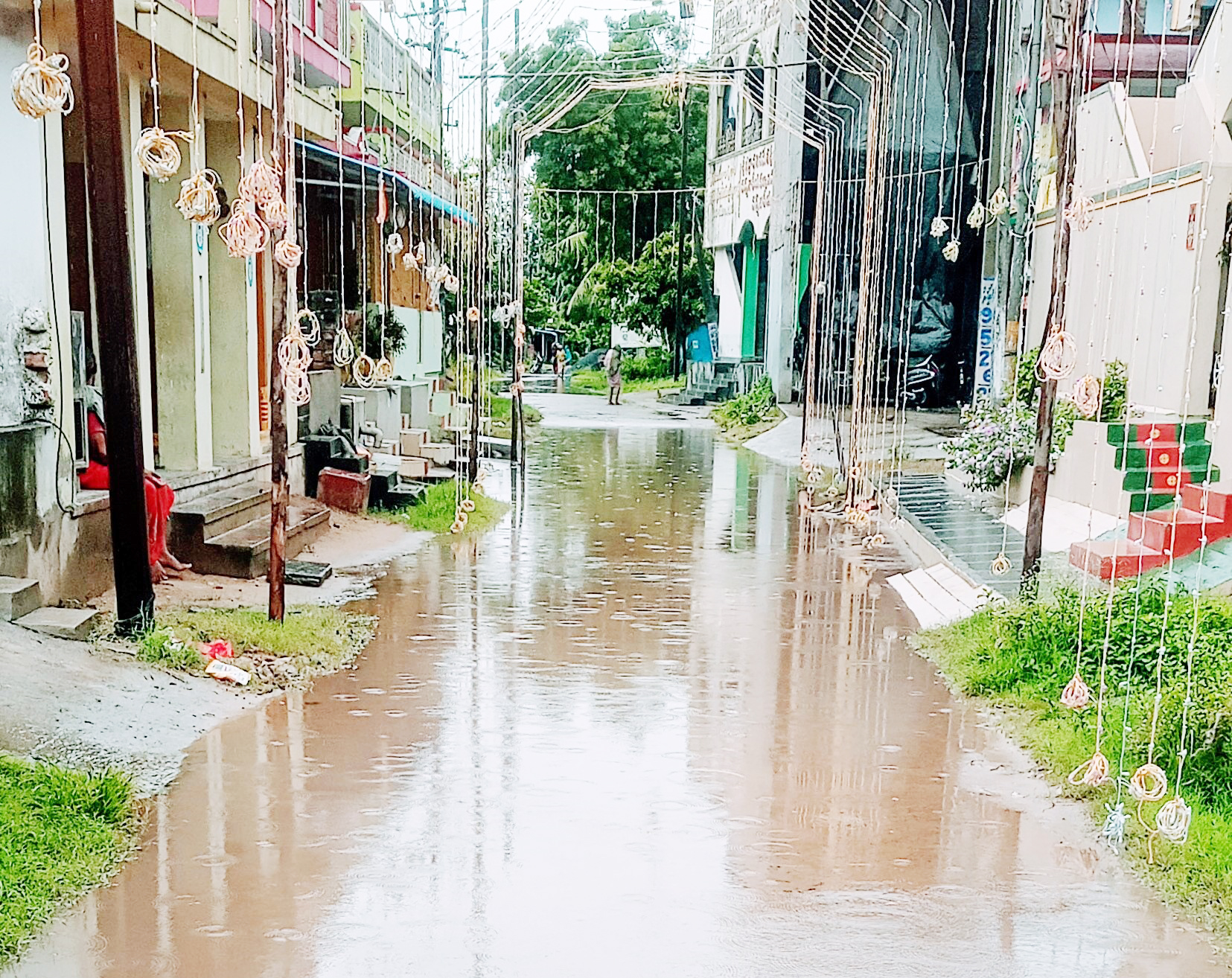 ఐలవరంలో రహదారిపై నిలిచిన వర్షపు నీరు
