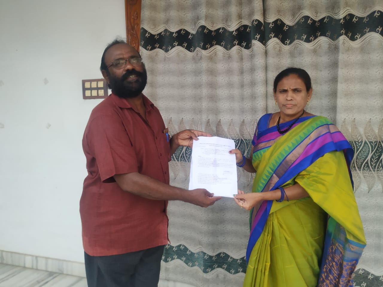 సానిటరీ ఇన్స్పెక్టర్ శ్రీరామ్ కు పత్రం అందజేస్తున్న సర్పంచ్ రవికిరణమయ్యి