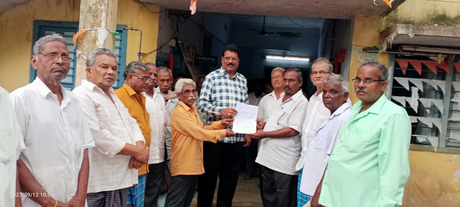 తాసిల్దార్ కు వినతి పత్రం అందజేస్తున్న చేనేత నాయకులు