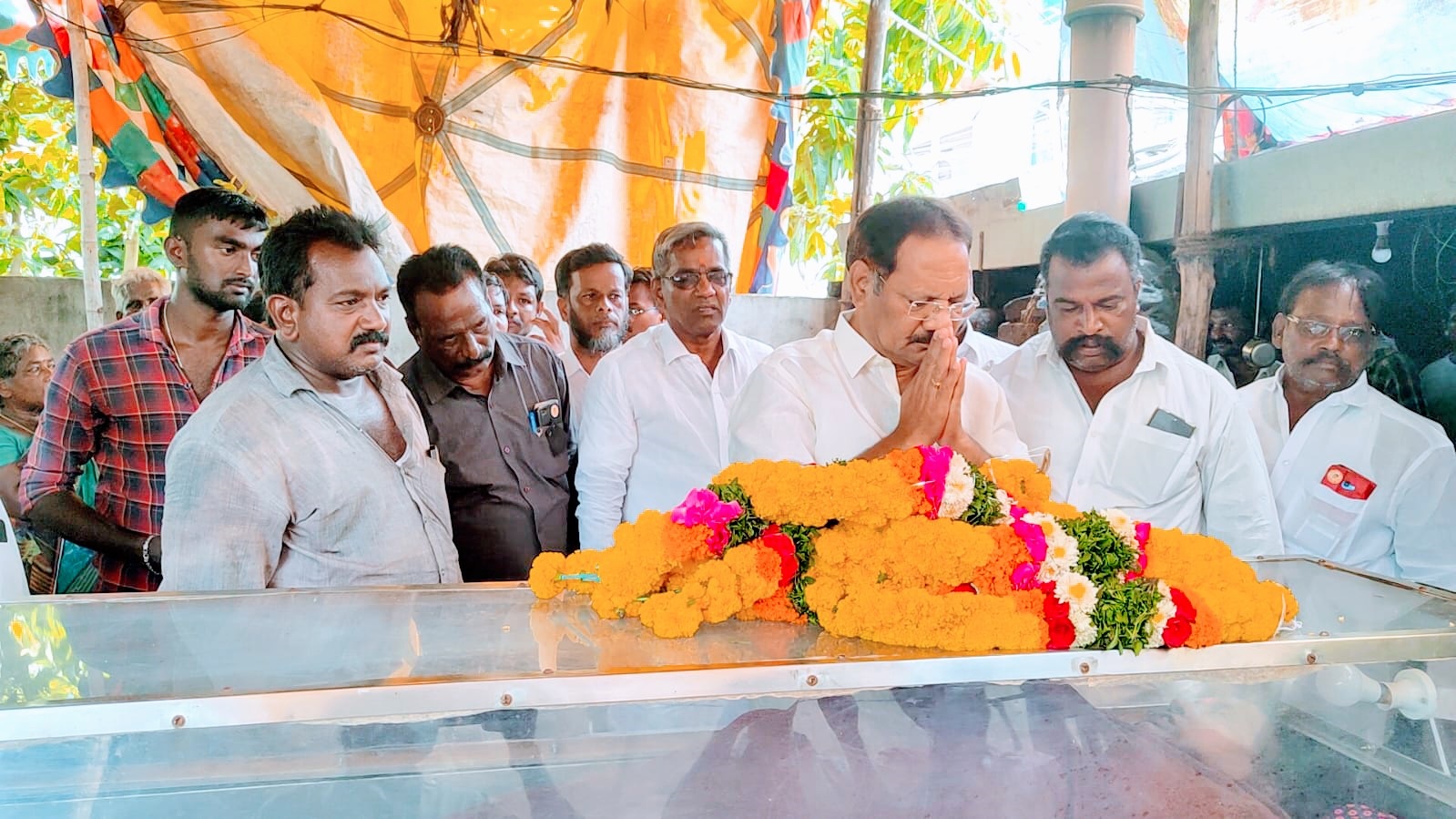 మురుమళ్ళ సావిత్రి మృతదేహం వద్ద నివాళులర్పిస్తున్న ఆనందబాబు 
