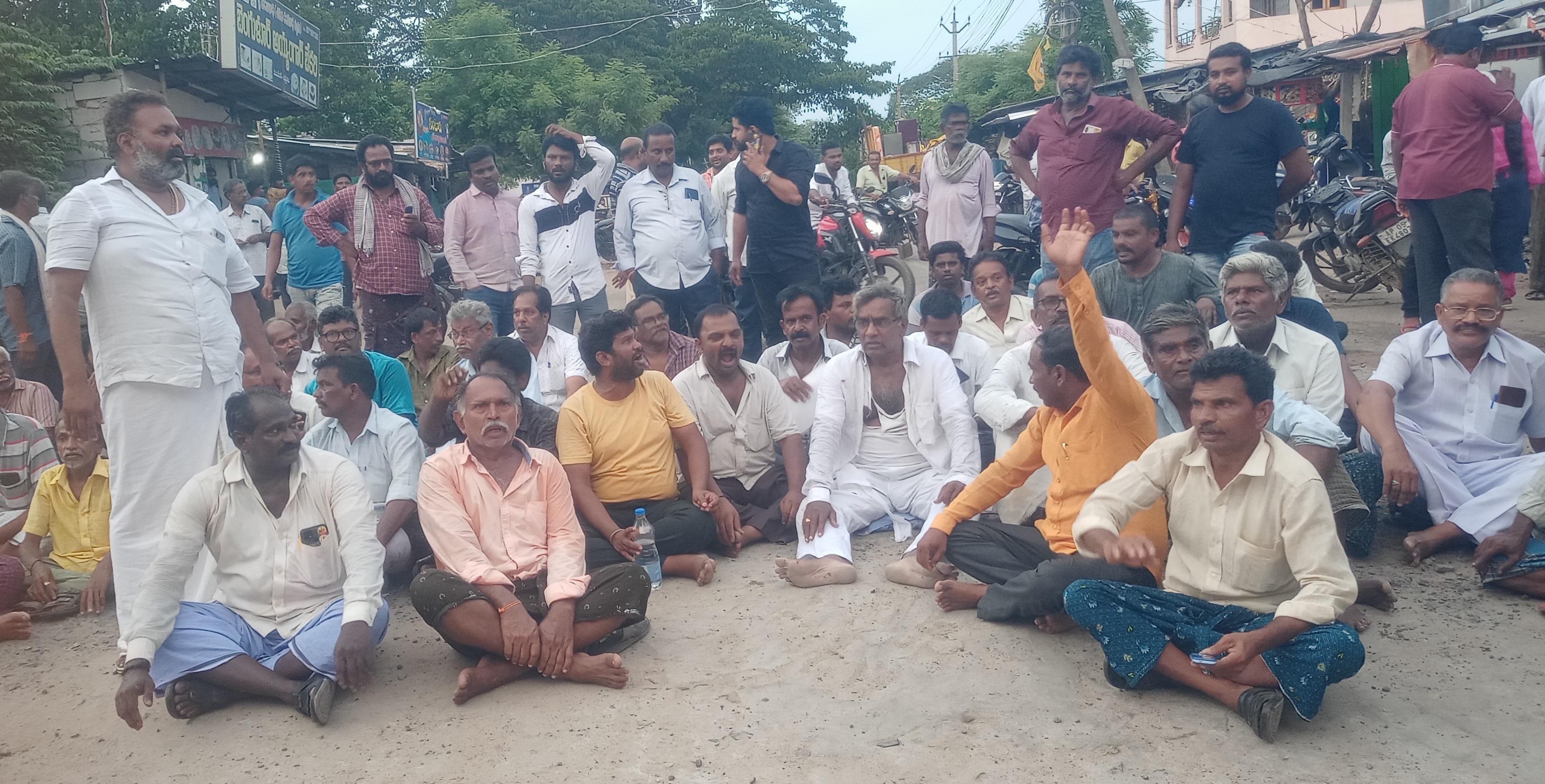 వైసీపీ నాయకుల చేతిలో దాడికి గురైన టిడిపి నాయకులు తూనుగుంట్ల సాయిబాబా