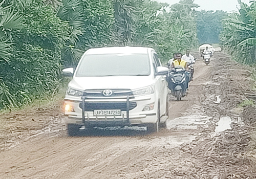 రహదారిపై పేరుకుపోయిన బురద