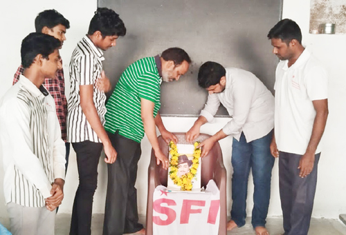 భగత్ సింగ్ చిత్రపటానికి పూలమాల వేస్తున్న సురేష్ తదితరులు