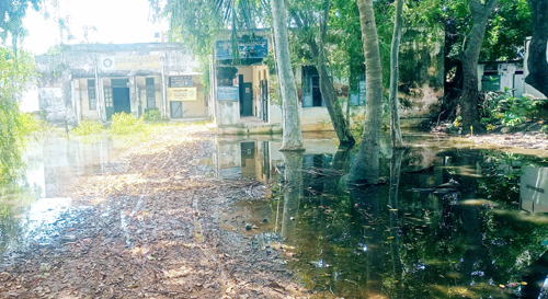 మురుగు నీటిలోనే ఉన్న ప్రభుత్వ ఆయుర్వేద వైద్యశాల