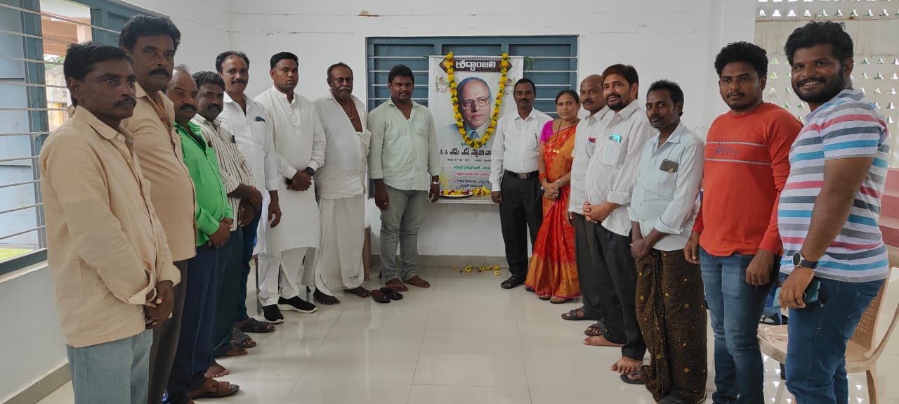 స్వామినాథన్ చిత్రపటం వద్ద నివాళులర్పిస్తున్న వైసిపి నాయకులు