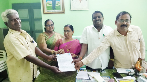 వినతి పత్రం స్వీకరిస్తున్న ఎంపీపీ లలిత కుమారి, ఎంపీడీవో చంద్రశేఖర్