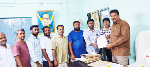 తాసిల్దార్ వెంకటేశ్వర కు వినతి పత్రం అందజేస్తున్న రేషన్ వాహన్దారులు