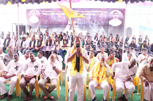 భట్టిప్రోలు నిరాహార దీక్షలో మాట్లాడుతున్న మాజీ మంత్రి ఆనందబాబు