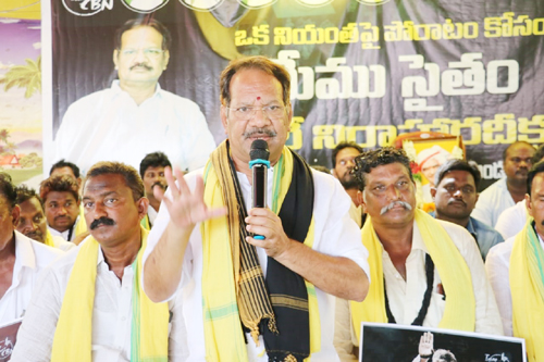 దీక్షలో మాట్లాడుతున్న మాజీ మంత్రి నక్కా ఆనందబాబు