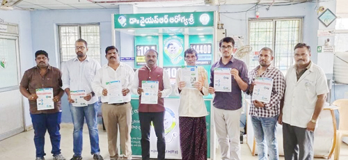పోస్టర్ ను ఆవిష్కరిస్తున్న ఆరోగ్యశ్రీ ప్రత్యేక అధికారి అశోక్ బాబు