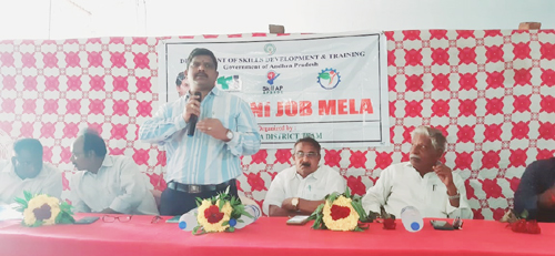 జాబ్ మేళా లో మాట్లాడుతున్న డాక్టర్ తాడివలస దేవరాజు 