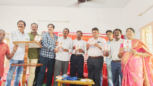 పుస్తకాన్ని ఆవిష్కరిస్తున్న డాక్టర్ జివి రత్నాకర్,సమితి ప్రతినిధులు 