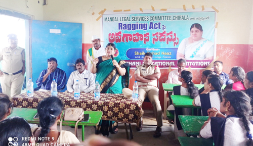 విద్యార్థులతో మాట్లాడుతున్న అడిషనల్ జూనియర్ సివిల్ జడ్జి నిషాద్ నాజ్