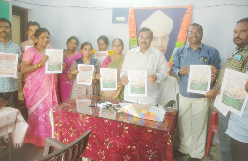 పోస్టర్ ఆవిష్కరిస్తున్న ఎంఈఓ సుబ్రహ్మణ్యేశ్వరావు 