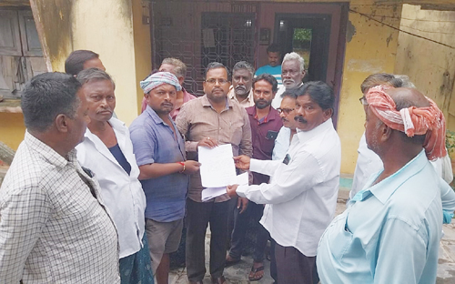 ఇరిగేషన్ కార్యాలయంలో వినతిపత్రం అందజేస్తున్న రైతులు