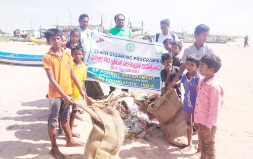 తీరంలో వ్యర్దాలను తొలగిస్తున్న ఫౌండేషన్ ప్రతినిధులు 