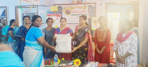 పోషక ఆహార మెటీరియల్ అందిస్తున్న సూరగాని లక్ష్మి 