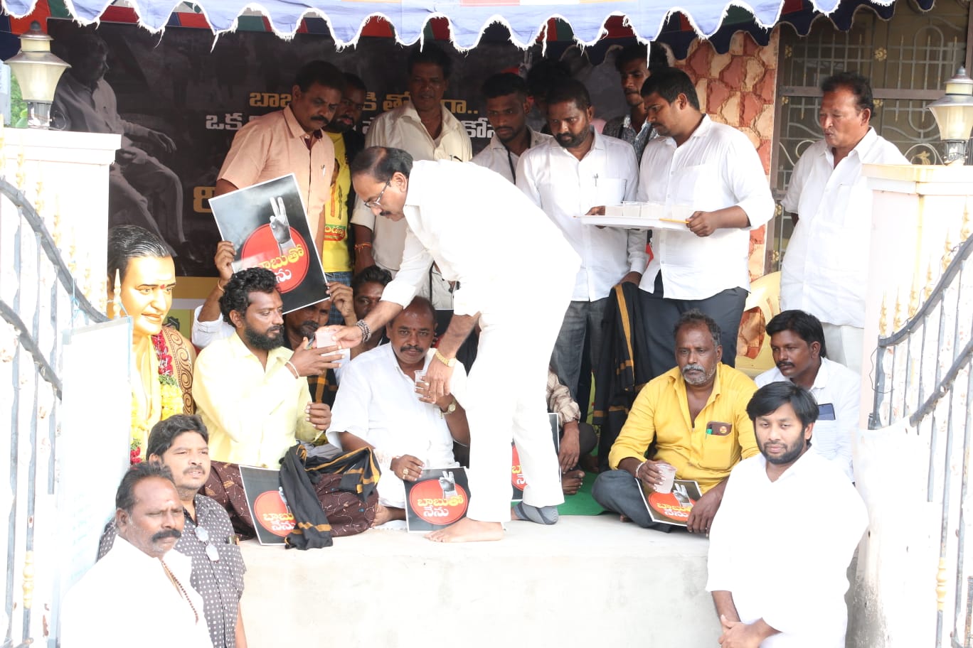 దీక్షలో నిమ్మరసం ఇచ్చి విరమింప చేస్తున్న ఎంఎం కొండయ్య