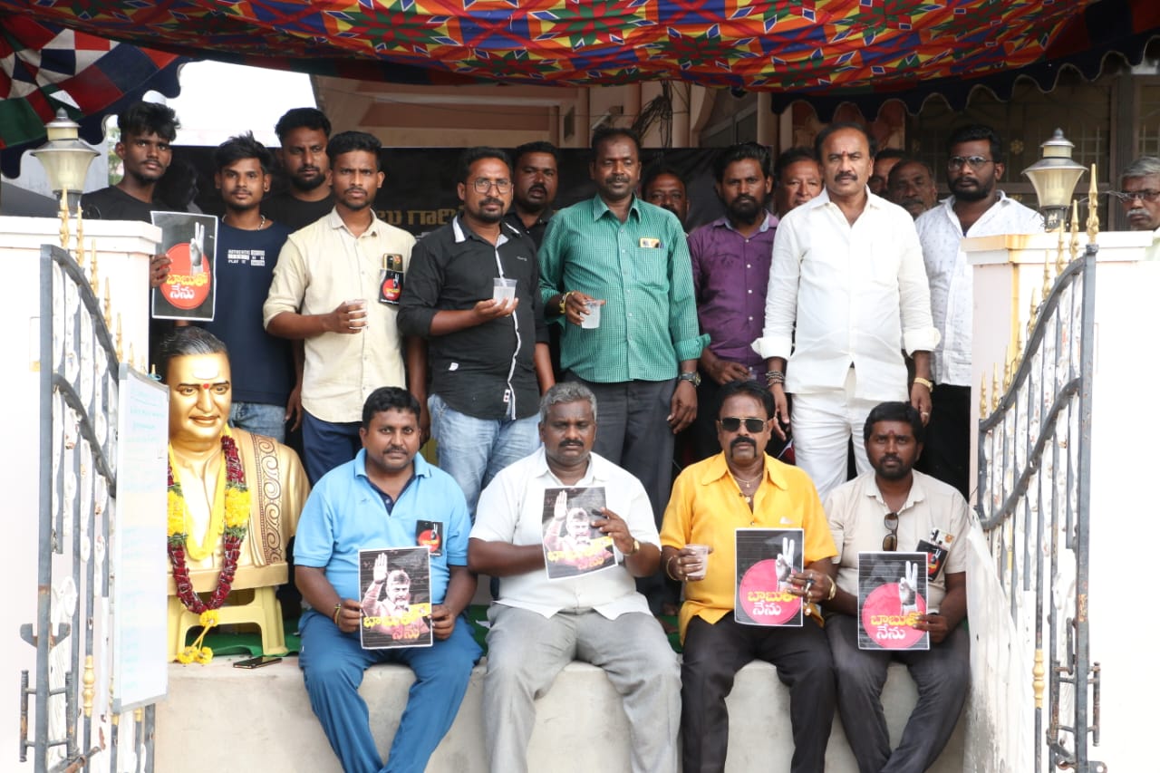 నిమ్మరసంతో దీక్ష విరమింప చేస్తున్న ఎంఎం కొండయ్య