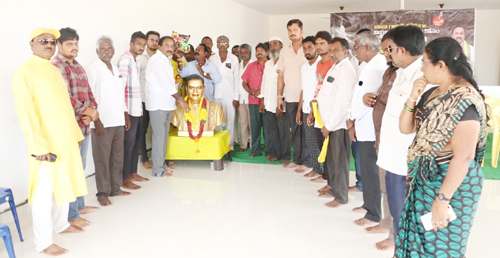 ఎన్టీఆర్ విగ్రహానికి నివాళులు అర్పిస్తున్న ఎంఎం కొండయ్య 