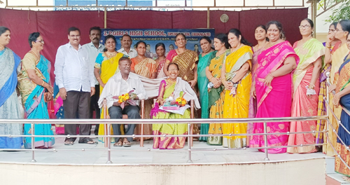 ఉపాధ్యాయురాలు దాసరి సరళ కుమారి, జయరాజ్ దంపతులను సత్కరించారు