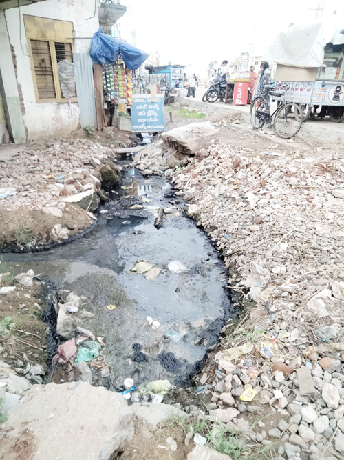 డ్రైనేజీ నిర్మాణం కోసం గుంటలు తవ్వి నెలలు తరబడి వదిలేసిన దృశ్యం