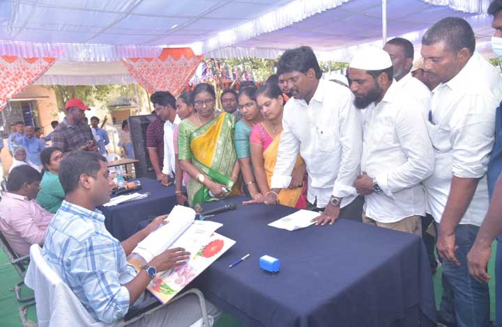 ప్రజా సమస్యల పరిష్కారానికి కృషి : కలెక్టర్‌