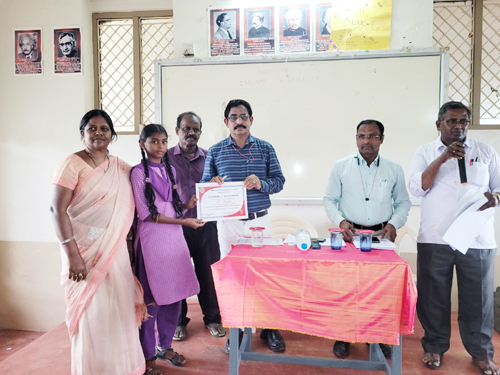 విద్యార్థికి  ప్రశంసా పత్రం అందిస్తున్న డీఈవో