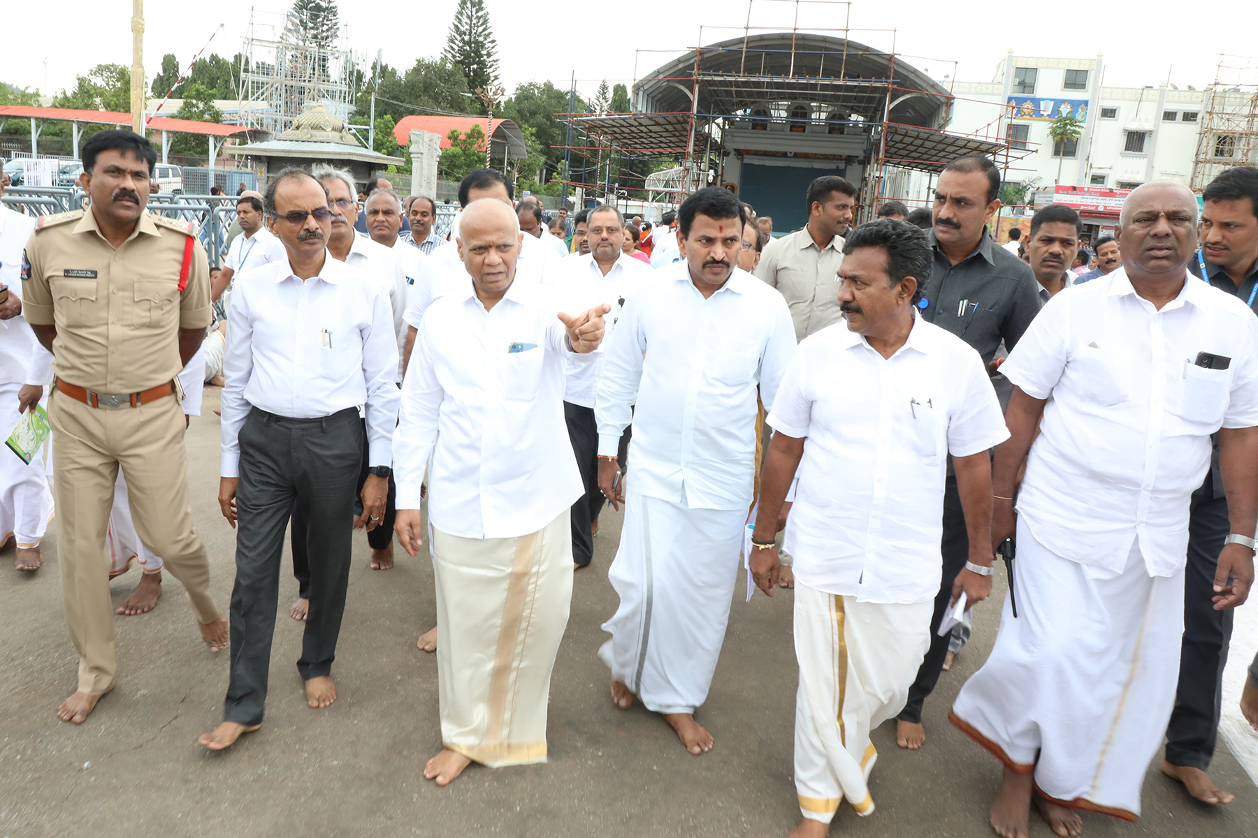 ఏర్పాట్లను పరిశీలిస్తున్న టిటిడి ఈవో ఎవి ధర్మారెడ్డి 