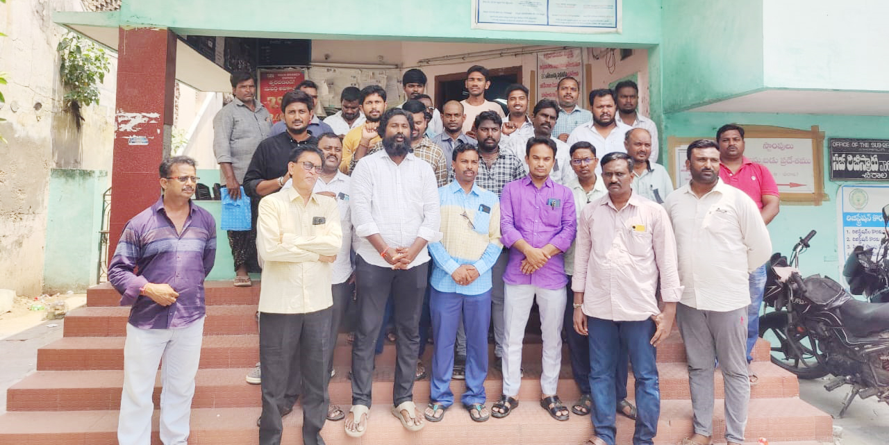 పెన్ డౌన్ సమ్మెలో దస్తావేజు లేకరులు