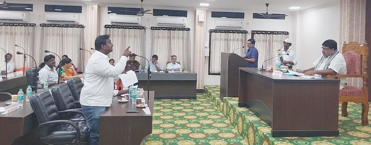 మాట్లాడుతున్న కౌన్సిలర్‌ బత్తుల అనిల్‌