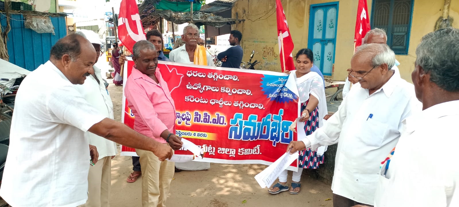 విద్యుత్‌ బిల్లులు దగ్దం చేస్తున్న గంగయ్య