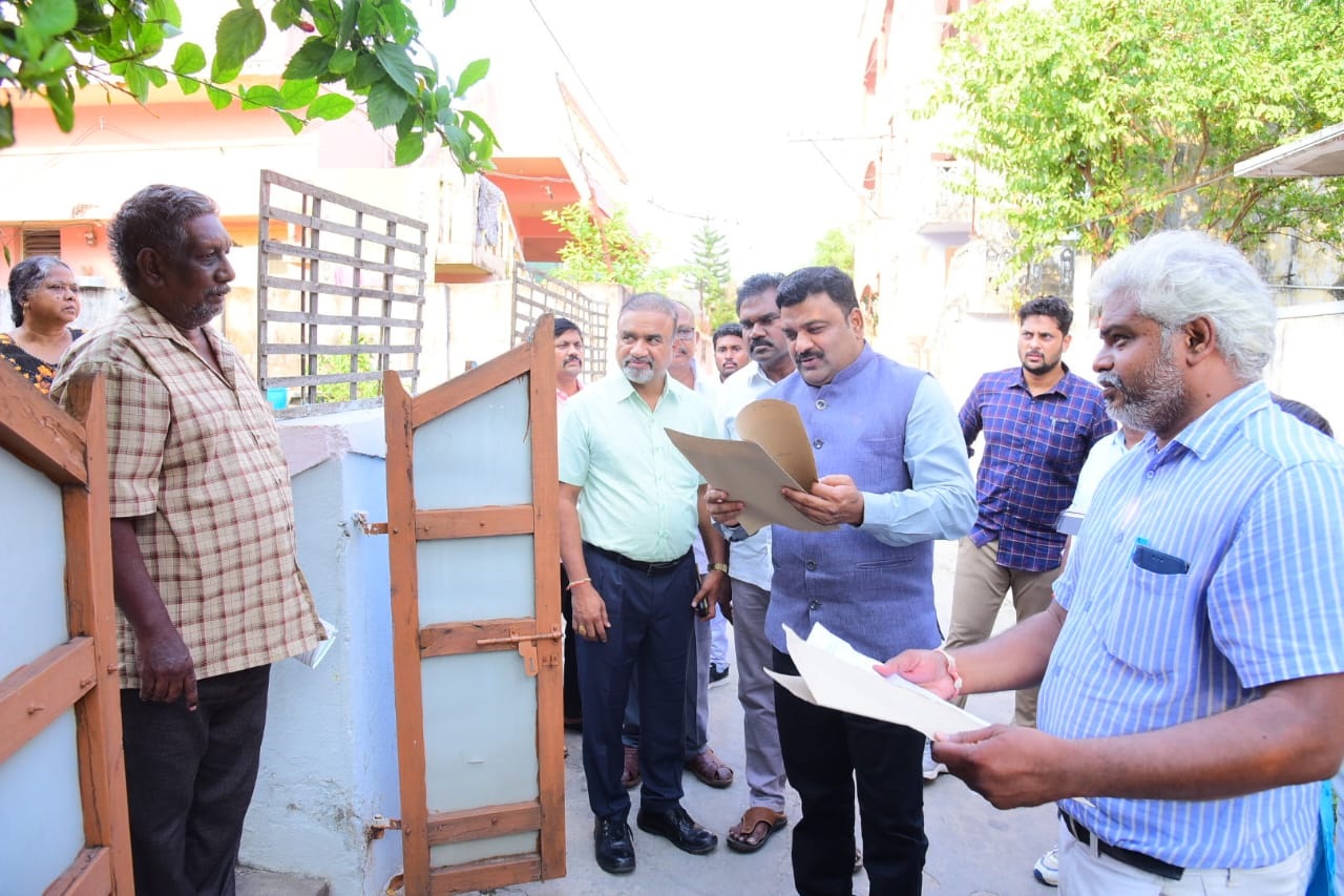 ఓటర్లతో మాట్లాడుతున్న జిల్లా కలెక్టర్ రంజిత్ భాష