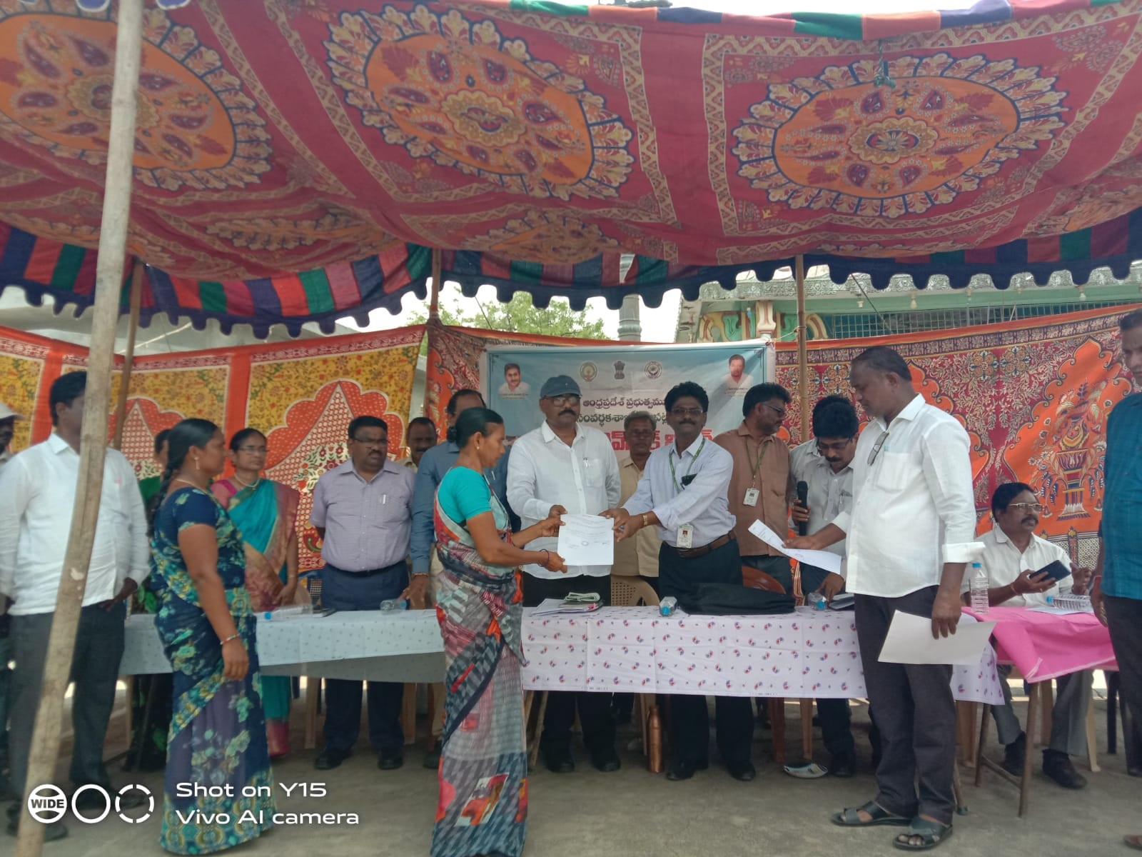 లోను మేళ పత్రాలు అందిస్తున్న దృశ్యం 