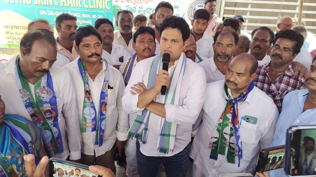 మీడియాతో మాట్లాడుతున్న కరణం వెంకటేష్