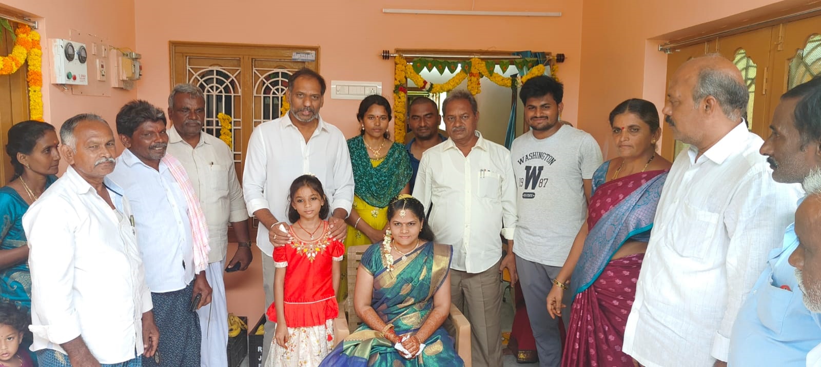 నూతన దంపతులను ఆశీర్వదిస్తున్న శాసనసభ్యులు గొట్టిపాటి రవికుమార్ 