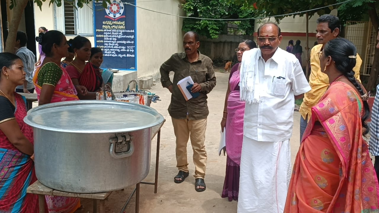 మధ్యాహ్న భోజన పథకాన్ని పరిశీలించిన ఎంపీపీ