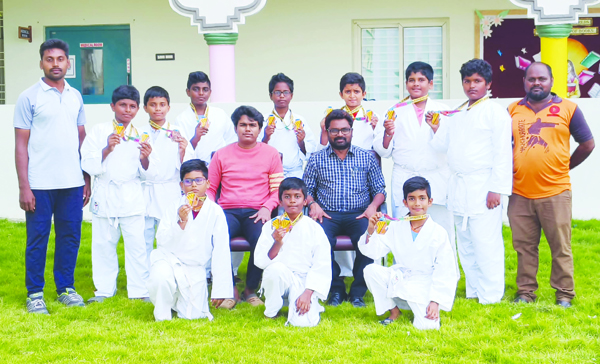  పథకాలు సాధించిన ఢిల్లీ పబ్లిక్ స్కూల్ విద్యార్థులు