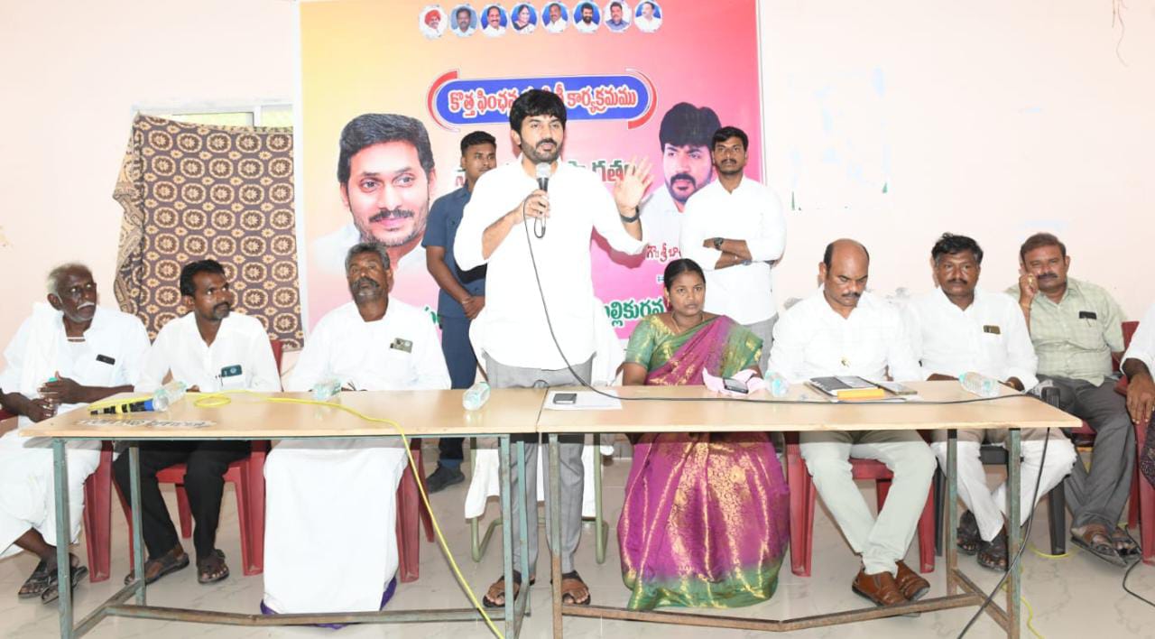 సమావేశంలో మాట్లాడుతున్న బాచిన కృష్ణచైతన్య