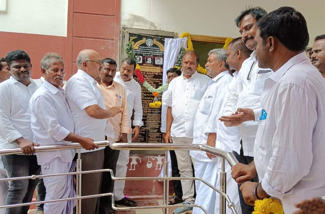 సచివాలయాన్ని ప్రారంభిస్తున్న ఎమ్మెల్యే శ్రీకాంత్‌రెడ్డి