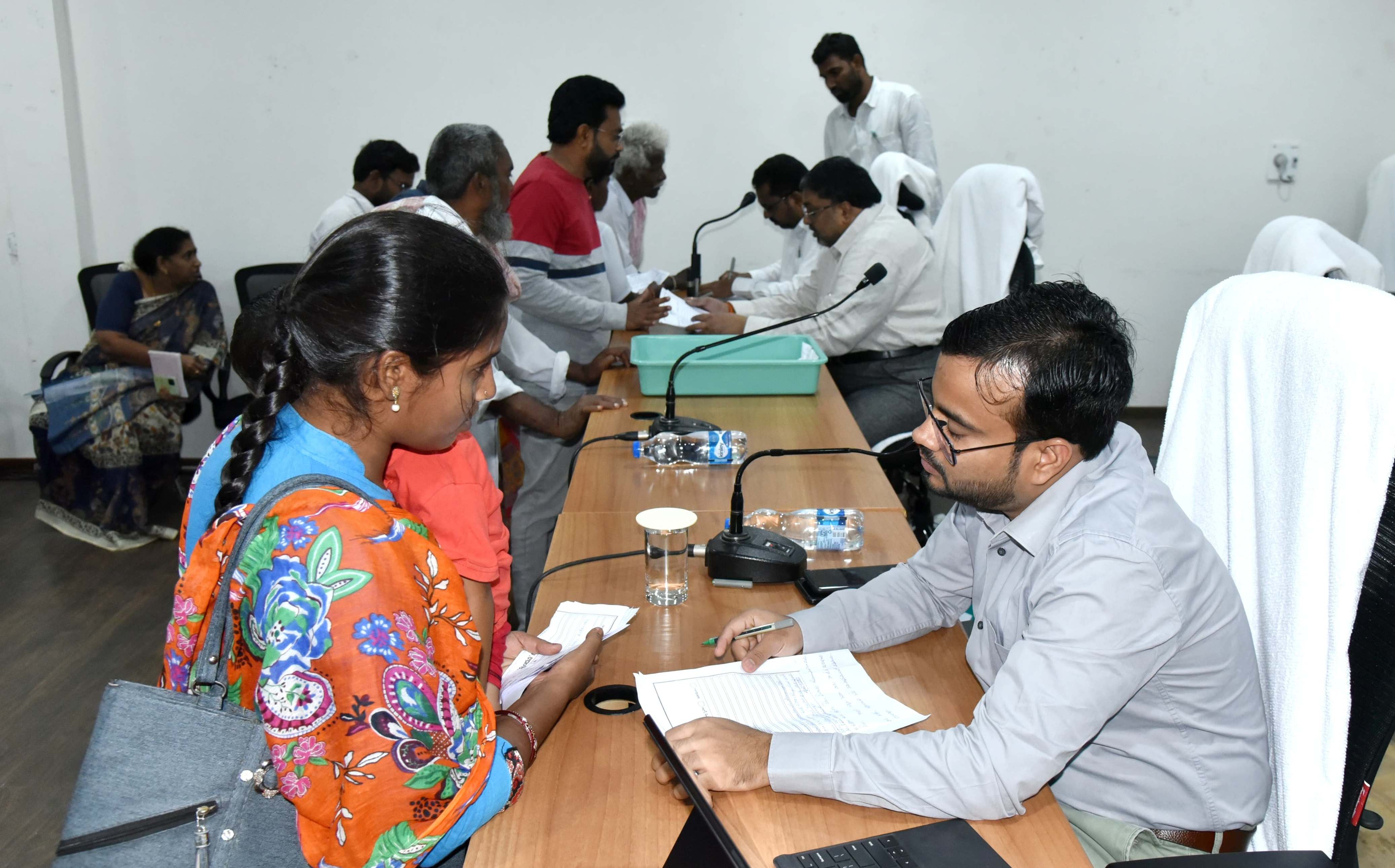 ప్రజల నుంచి వినతులు స్వీకరిస్తున్న జెసి ఫర్మన్‌ అహ్మద్‌ఖాన్‌