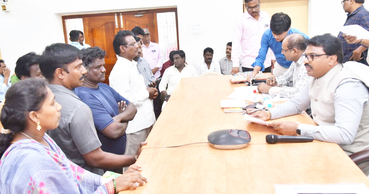 స్పందన అర్జీలకు అధిక ప్రాధాన్యత : కలెక్టర్‌