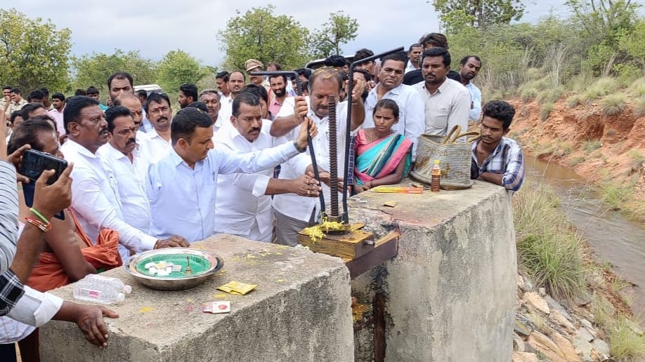 నీటిని విడుదల చేస్తున్న కలెక్టర్‌, ఎమ్మెల్యే