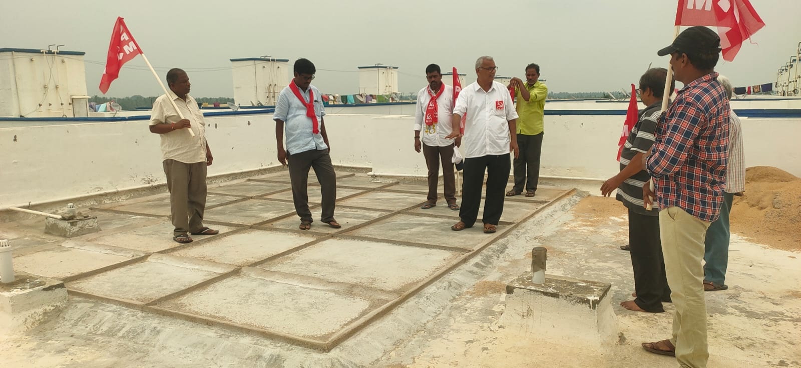 గృహ ప్రవేశాలు చేయకుండానే శ్లాబ్‌లకు లీకేజీలు